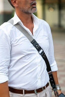 Tracolla per fotocamera in tessuto grigio perla e cuoio nero - tracolla per mirrorless - nice one shoulder strap